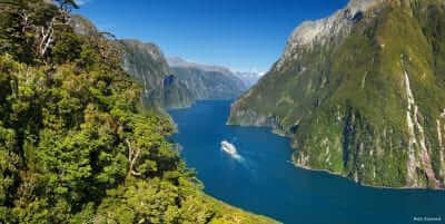 Milford Sound i Fiordland National Park er et must på en rejse til New Zealand.