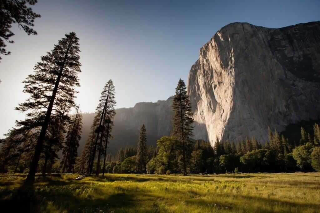 Smukke scenerier venter i Yosemite Valley, hvor der ligger to campingpladser.