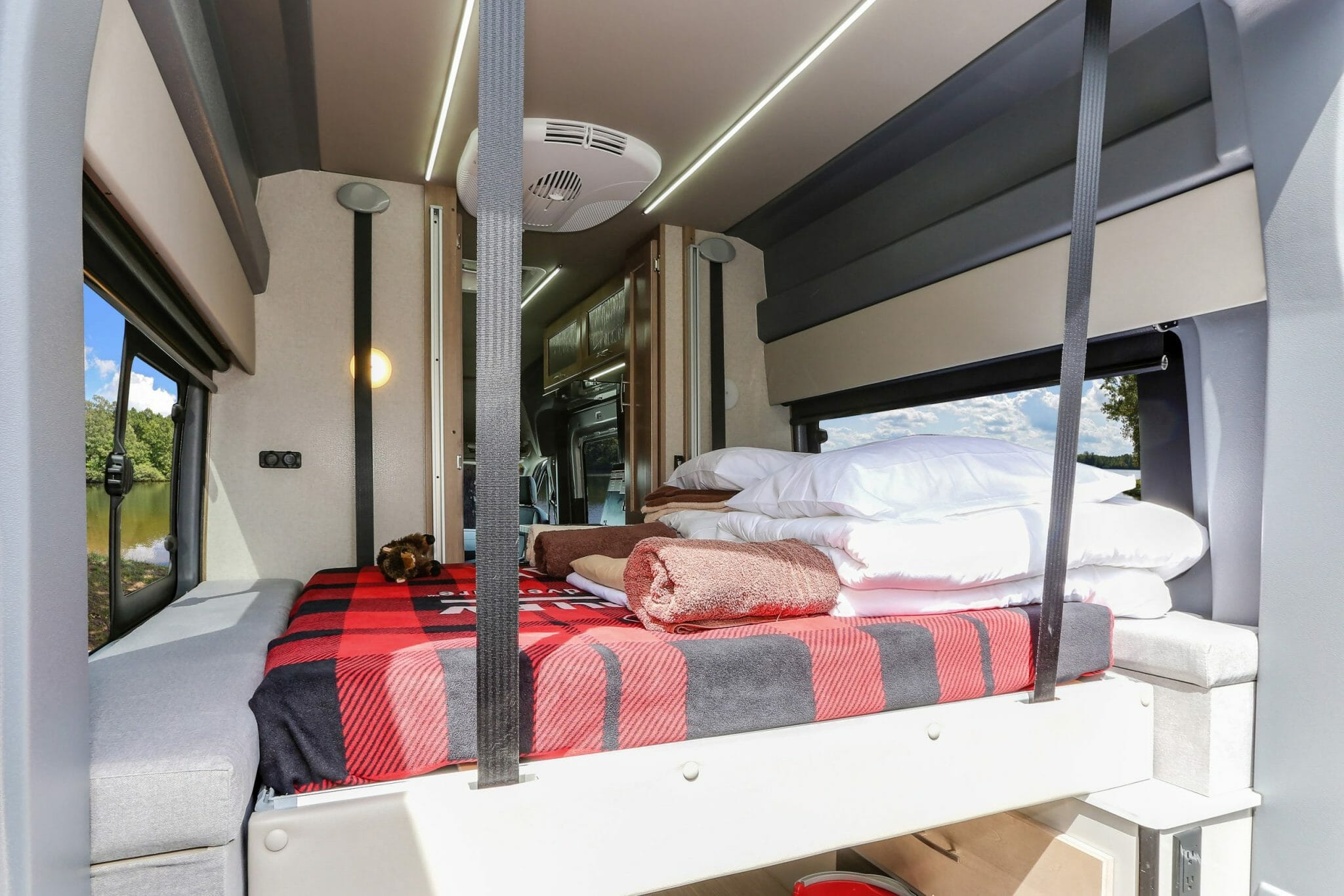 Fraserway Van Conversion seng bagerst