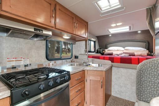 Truck Camper køkken og sengeplads