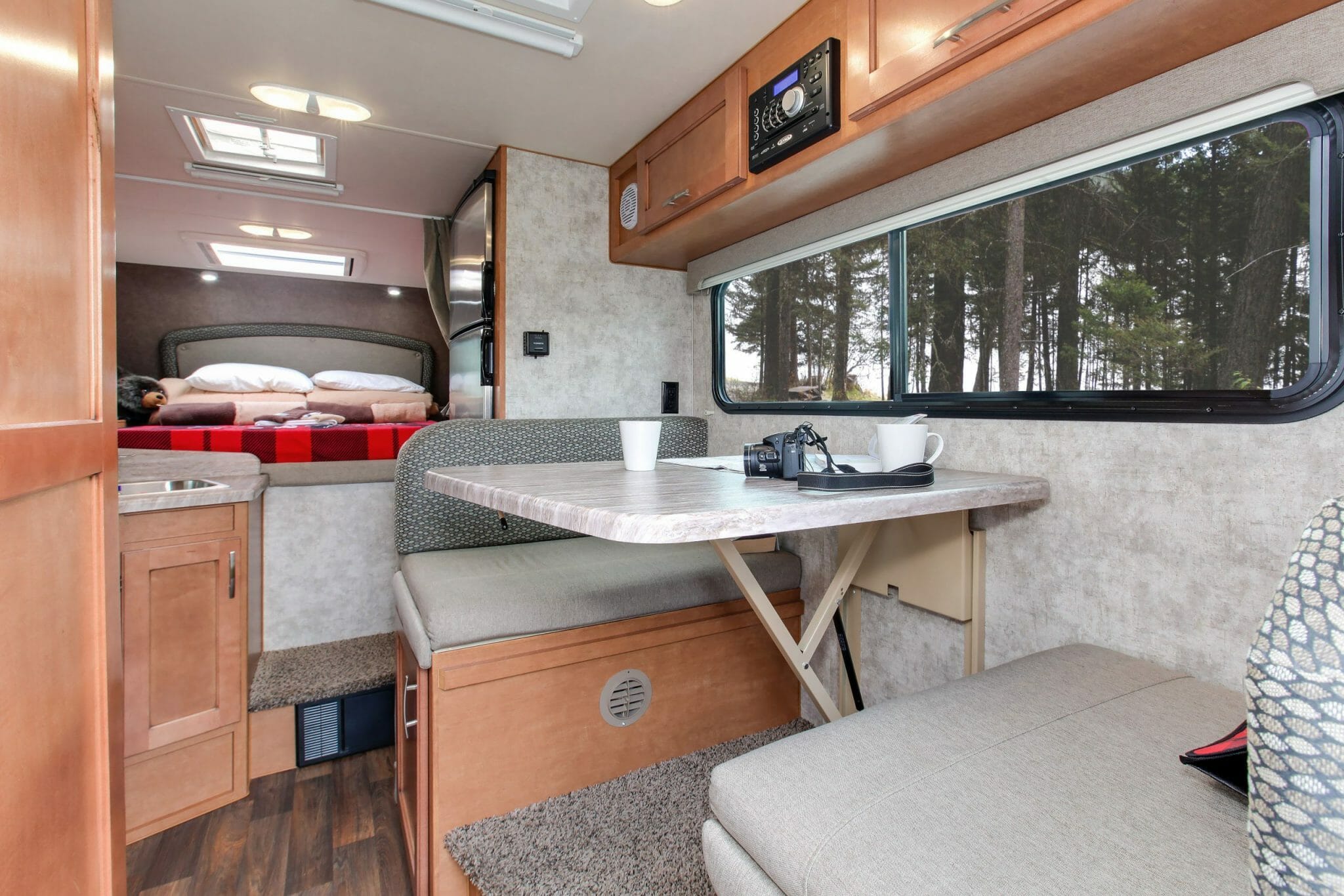 Spiseplads i Truck Camper fra Fraserway
