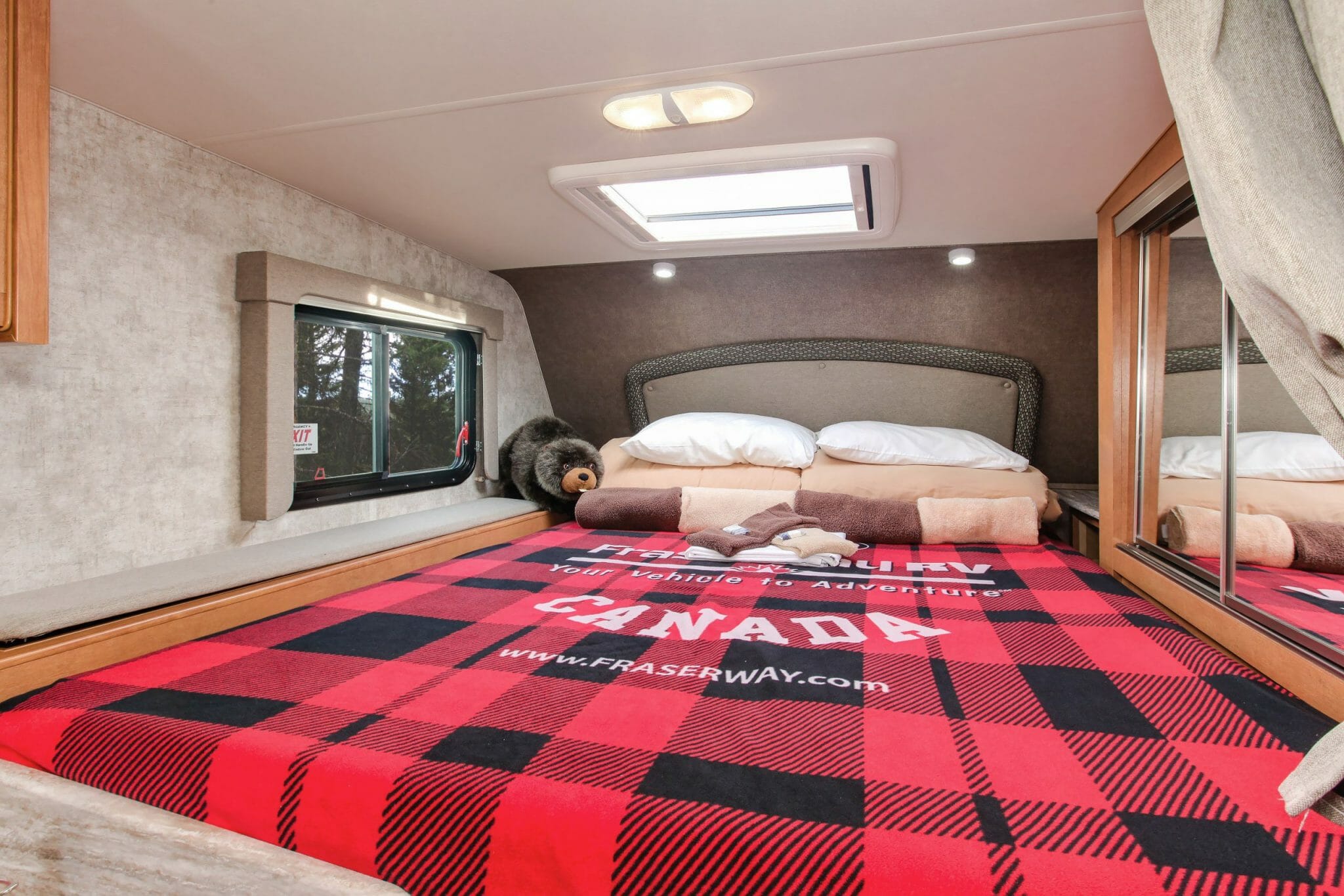 Sengen i Truck Camper fra Fraserway har en god størrelse