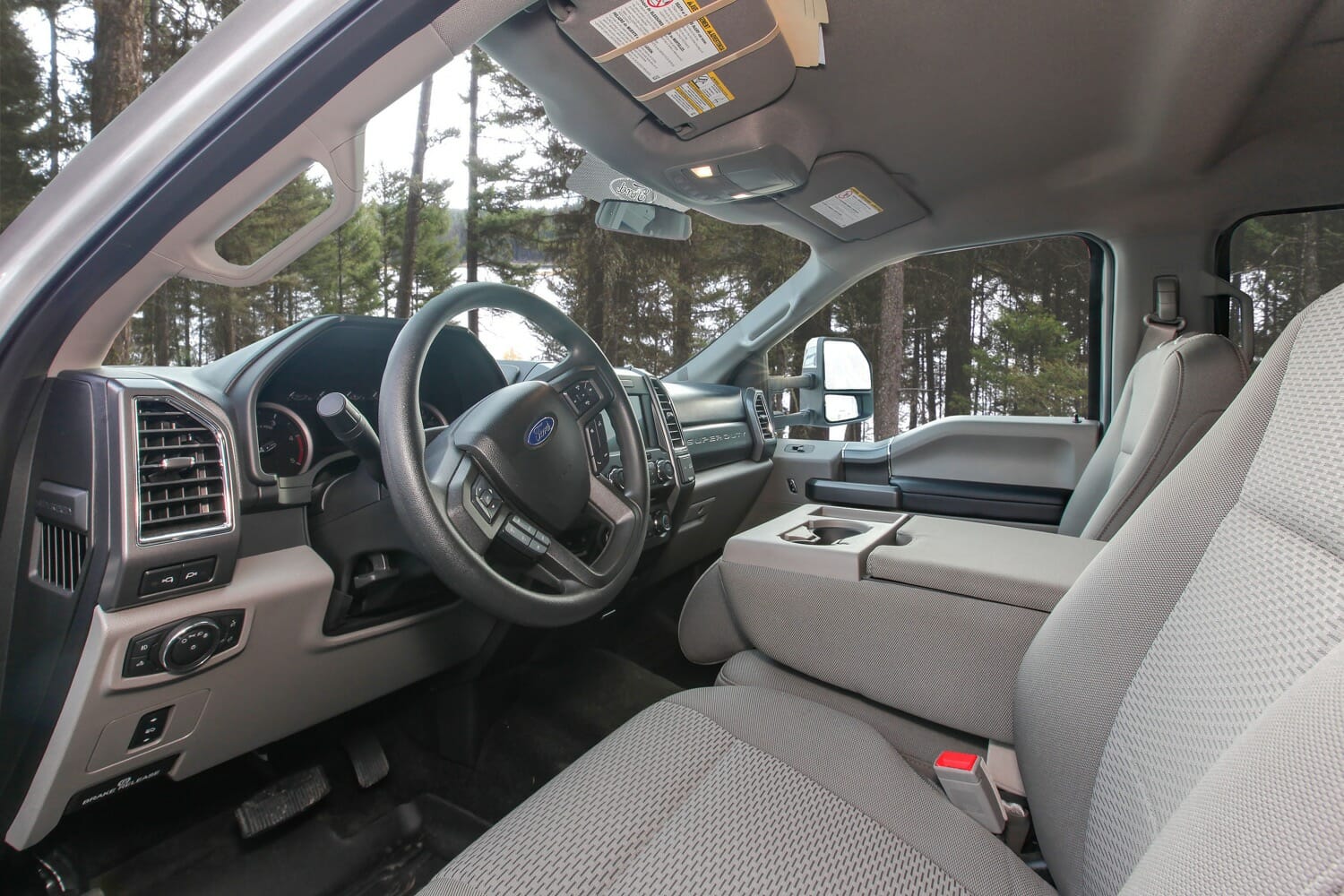 Førerkabinen i en Truck Camper Slide Dinette (1)