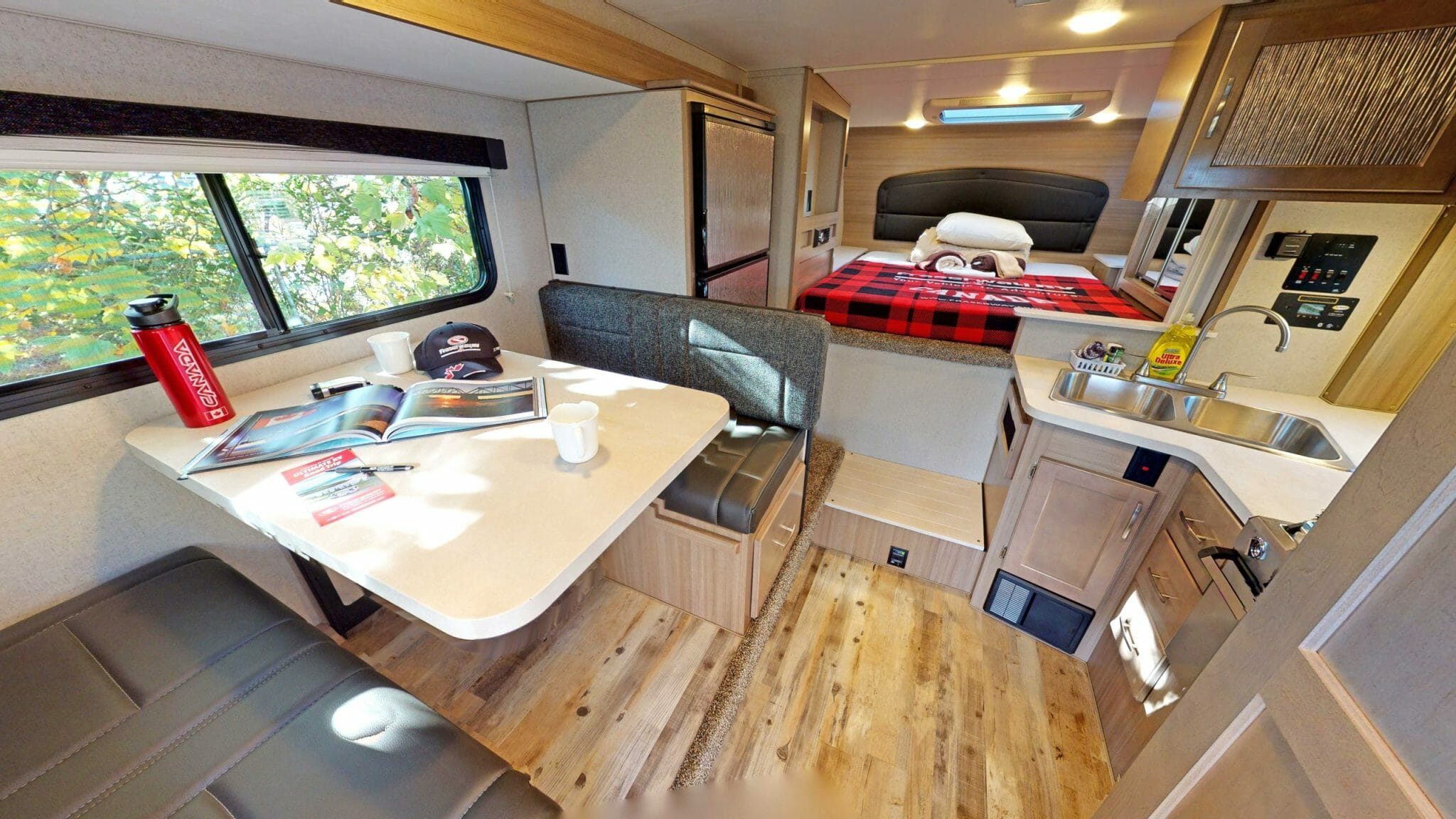 Got med plads i Truck Camper Slide Dinette (6)