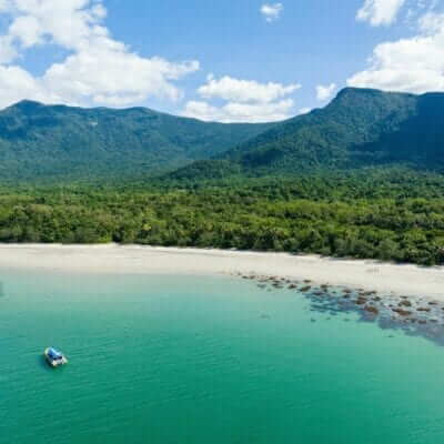 Kysten omkring Cairns i det nordlige Queensland. Foto: Tourism Australia