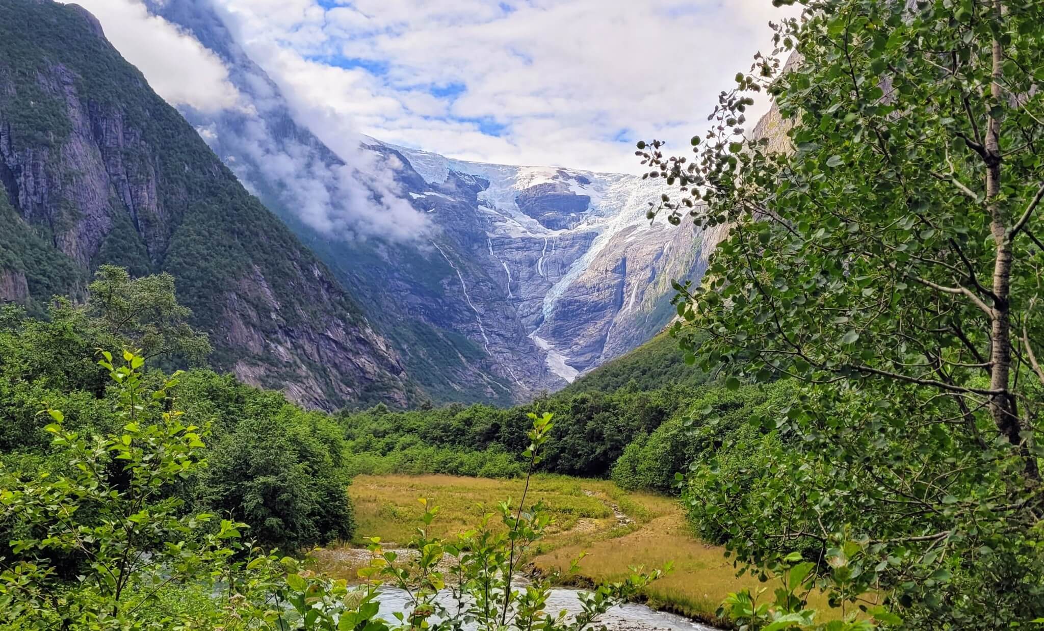 Kig til Jostedalsbreen fra bunden af dalen