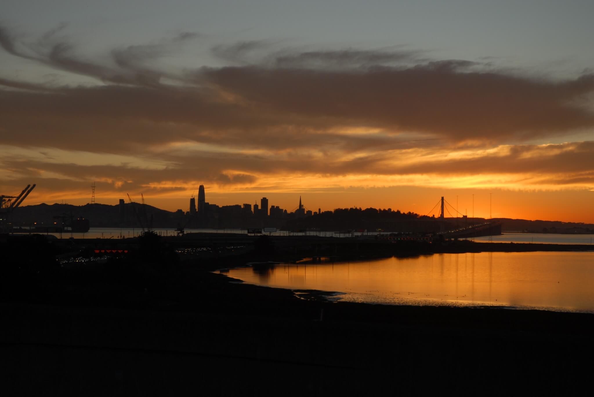 San Franciscos skyline er smuk. Her er vi ved Bay Bridge.