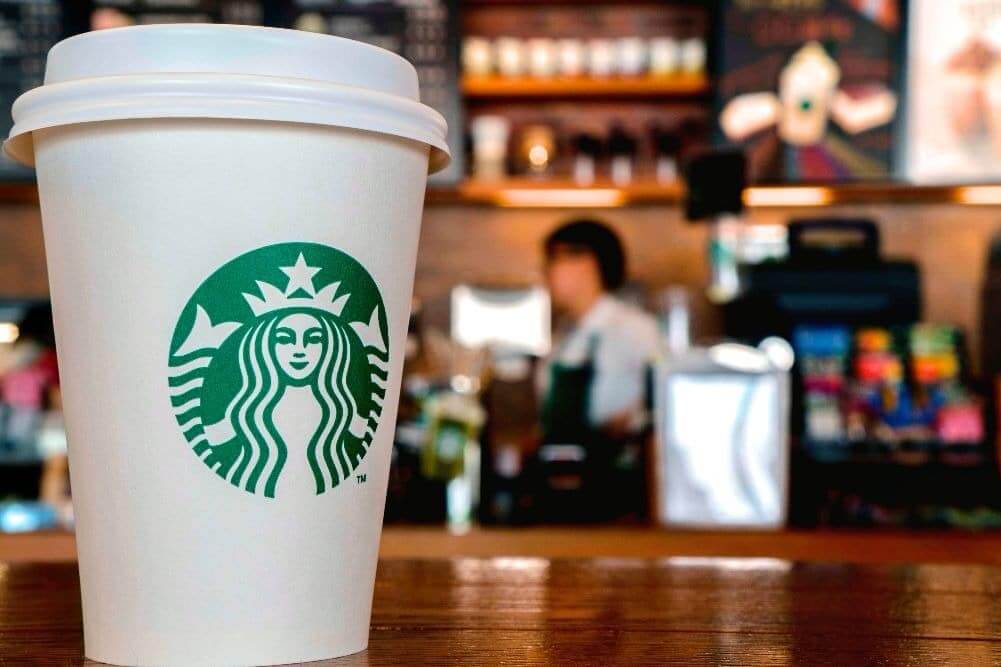 Starbucks latte smager ganske vidunderligt, når man kun har fået nescafé i en uge – især når der er gratis wifi til.