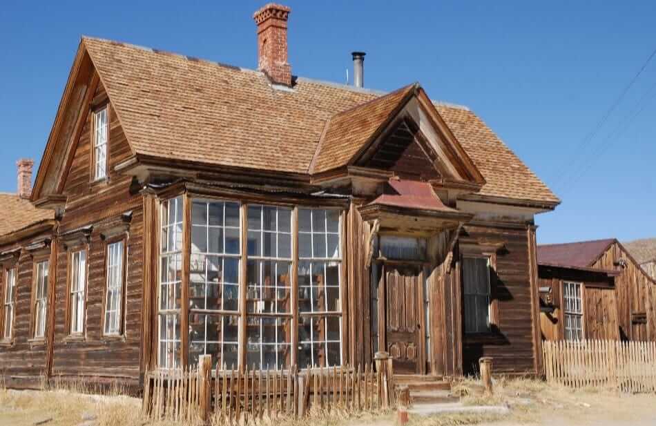 Rigmanden Cains bolig med stort vinduesparti. Han blev rig på handel med tømmer.