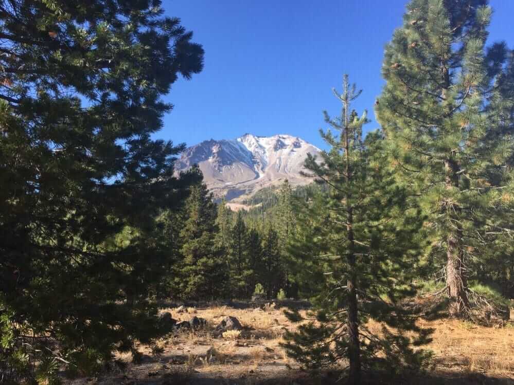 Ca. halvdelen af Lassen Peak forsvandt i forbindelse med et udbrud. Stumperne ligger i dag spredt i landskabet.