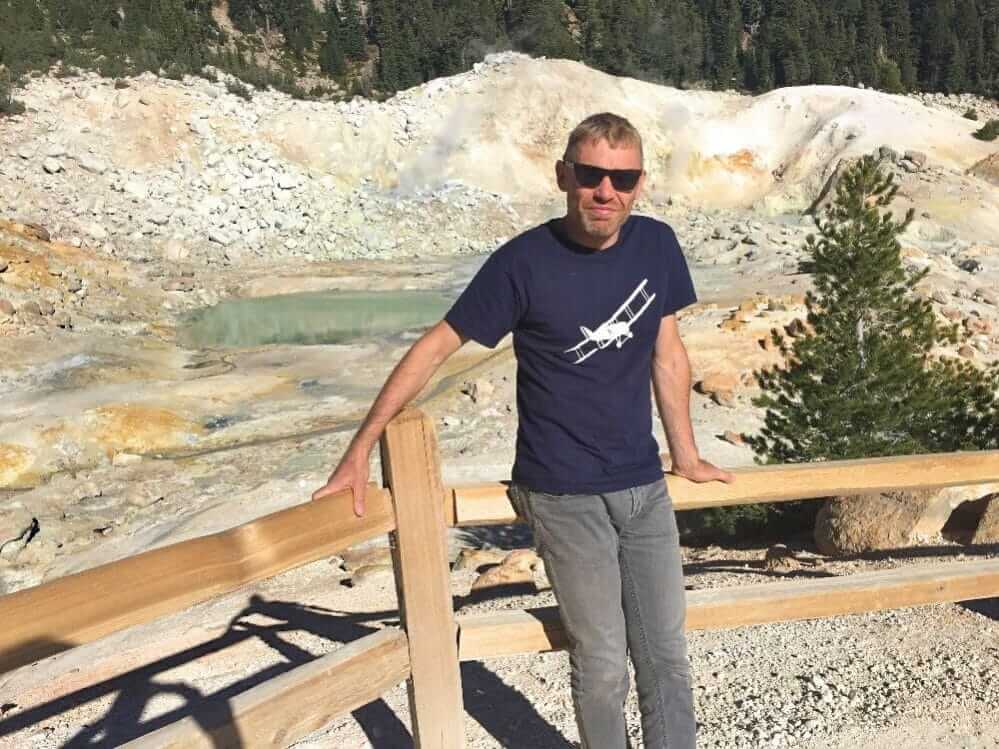 Søren Kuula poserer for kamararet å en kort gåtur i Lassen Volcanic Park.