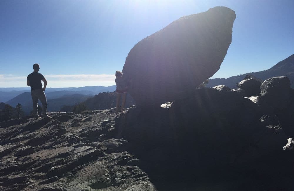 En af stumperne fra dengang da Lassen Peak gik i stumper og stykker. Denne tonstunge sten ligger højt i landskabet og vidner om de enorme kræfter, som er på spil.