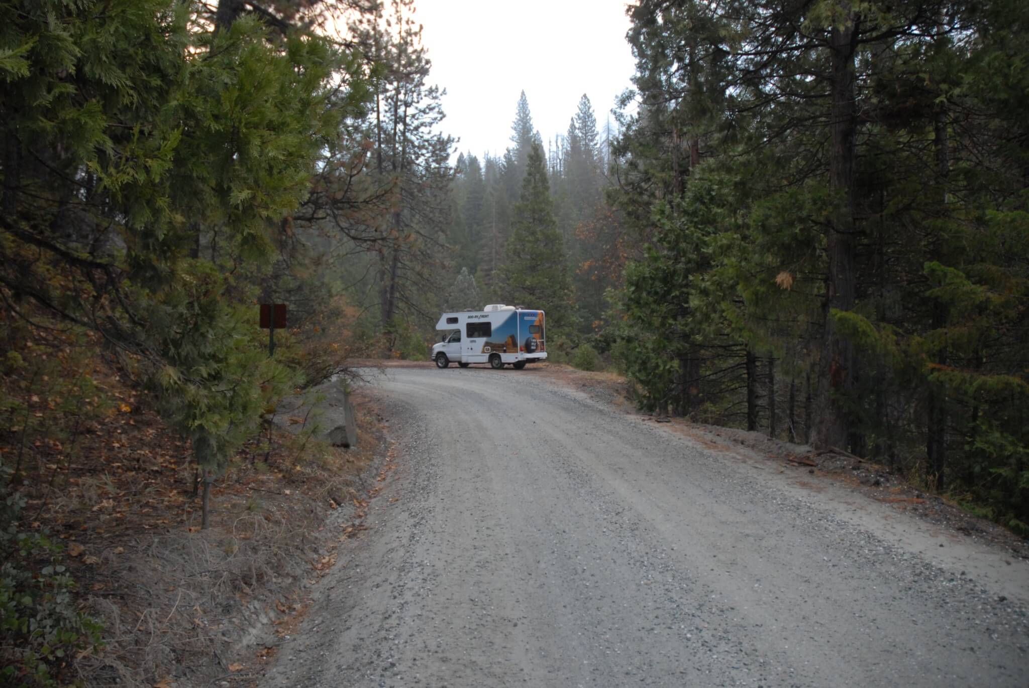 En skovvej uden trafik er alt man behøver for at få en god nats søvn i en autocamper i Californien.