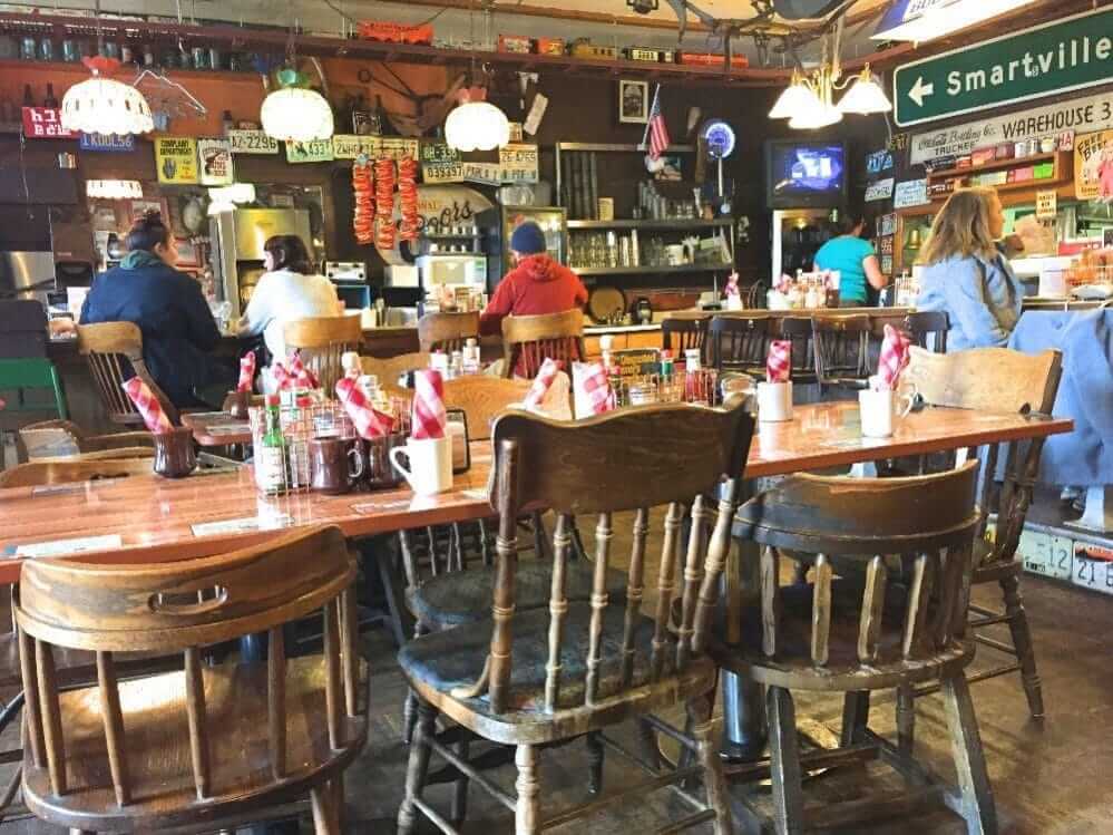 Et besøg på en ægte diner er et must, når turen går til USA. Her er vi på besøg i Wagon Train Coffee Shop i den lille by Truckee.