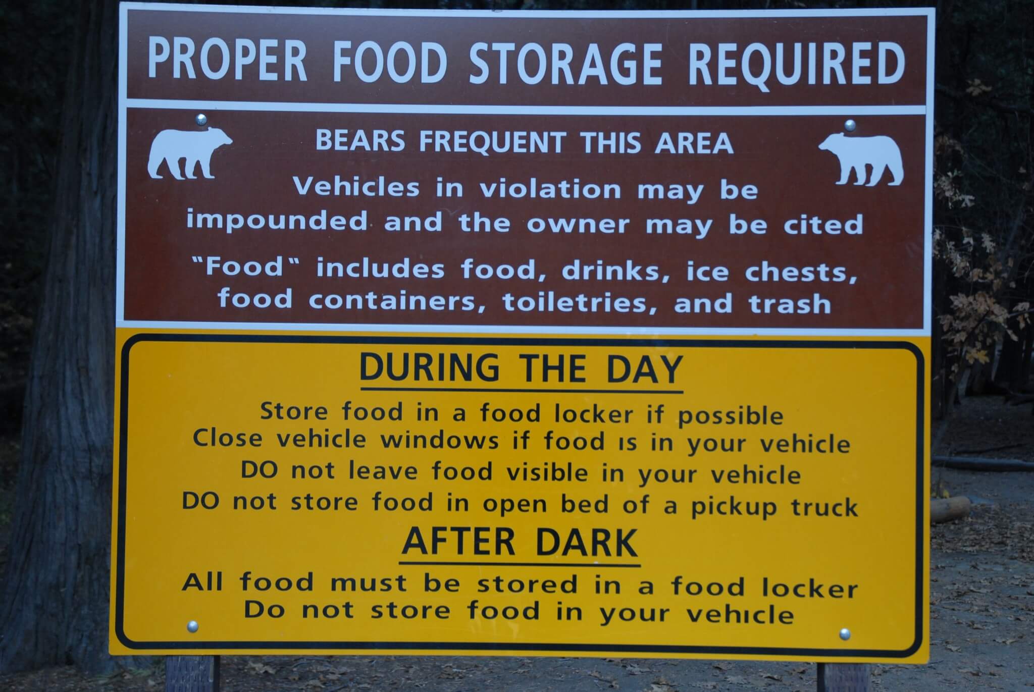 Skiltene i Yosemite advarer om bjørne.