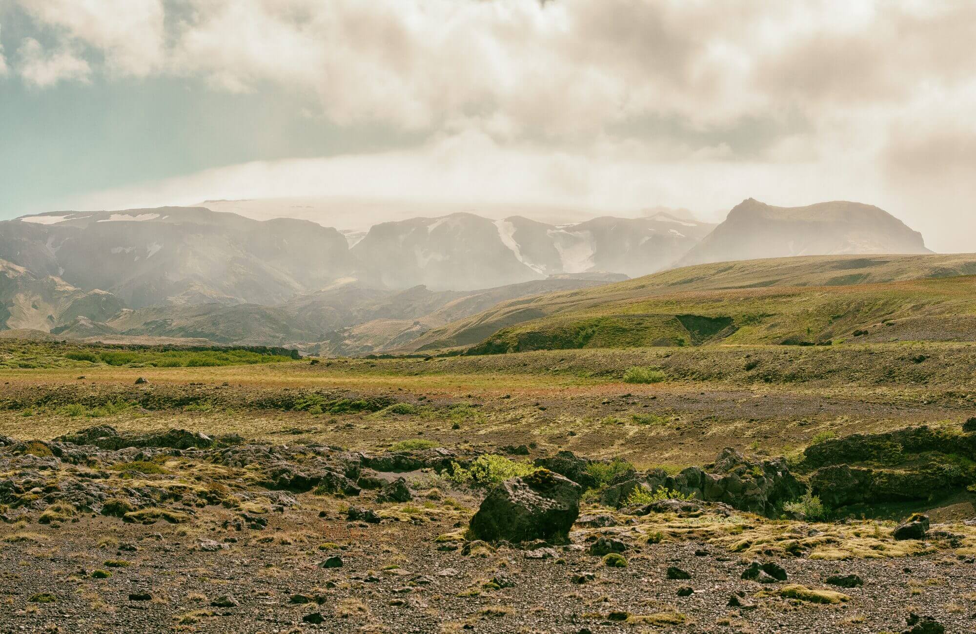 Þórsmörk er omgivet af høje fjelde har den et mildere klima end resten af det sydlige Island.