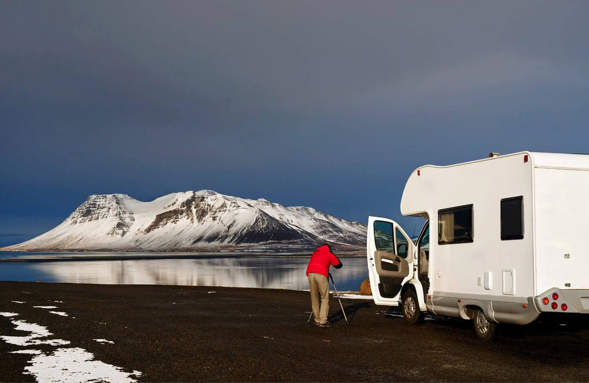 Smukt stop med autocamper i Island