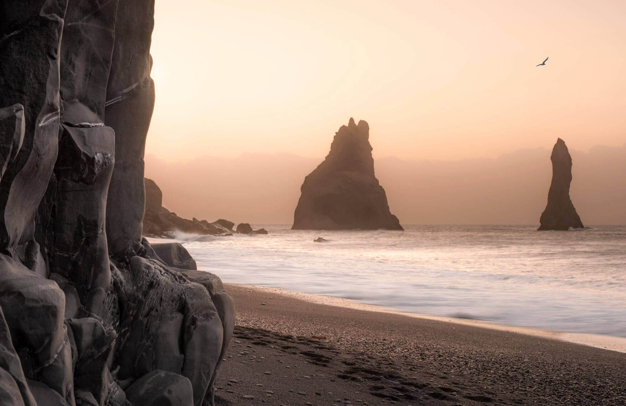 Reynisfjara-stranden med de berømte basaltstensklipper.