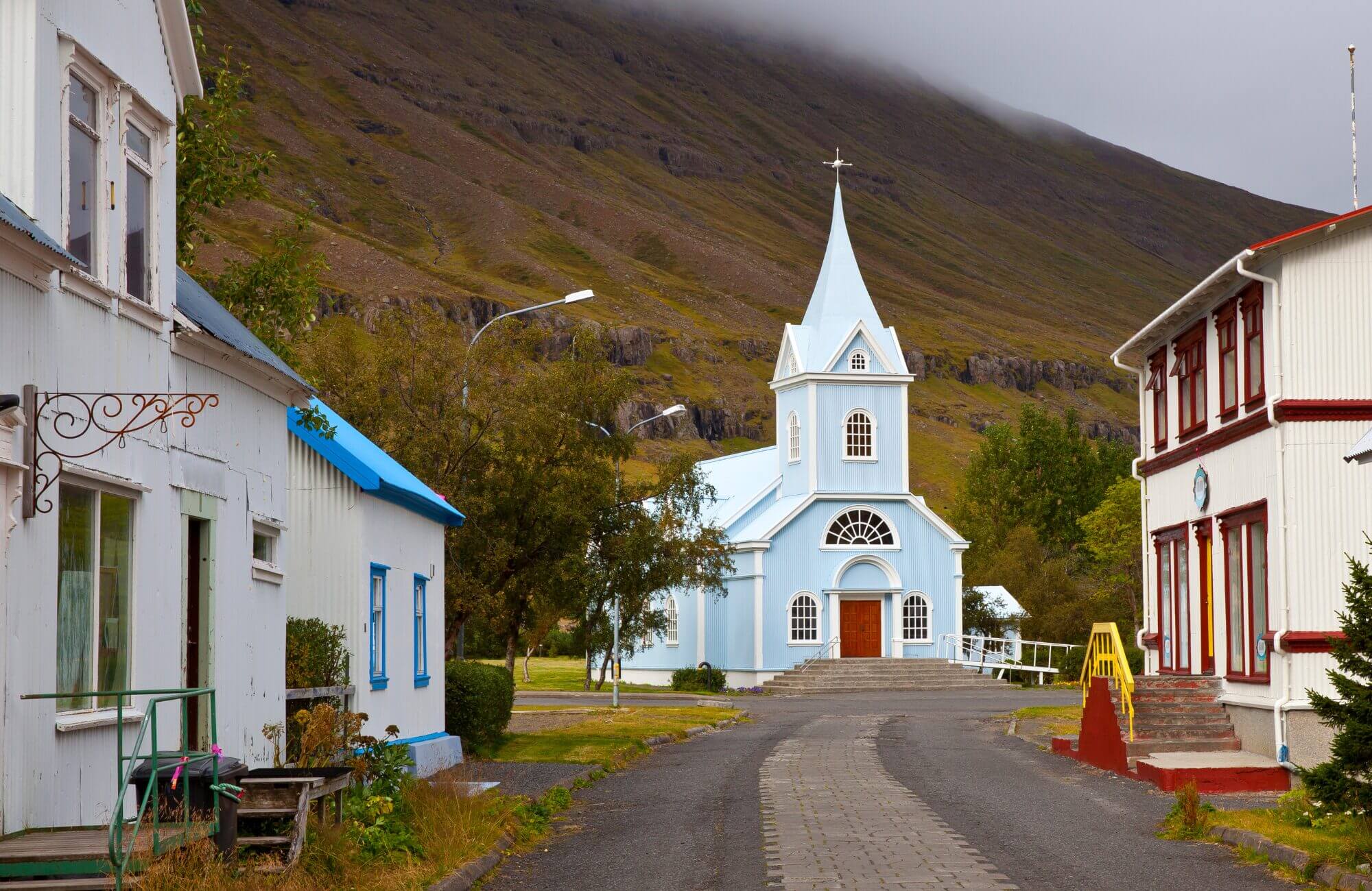 Seyðisfjörður er kendt for sine farverige huse