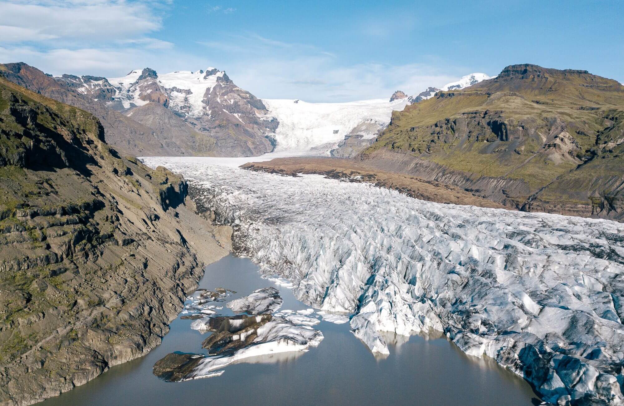I Vatnajökull National Park kan du vandre gennem spektakulære gletsjerdale.
